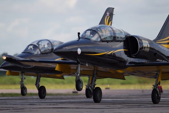 Russian aerobatic teams perform at 2015 International Maritime Defense Show