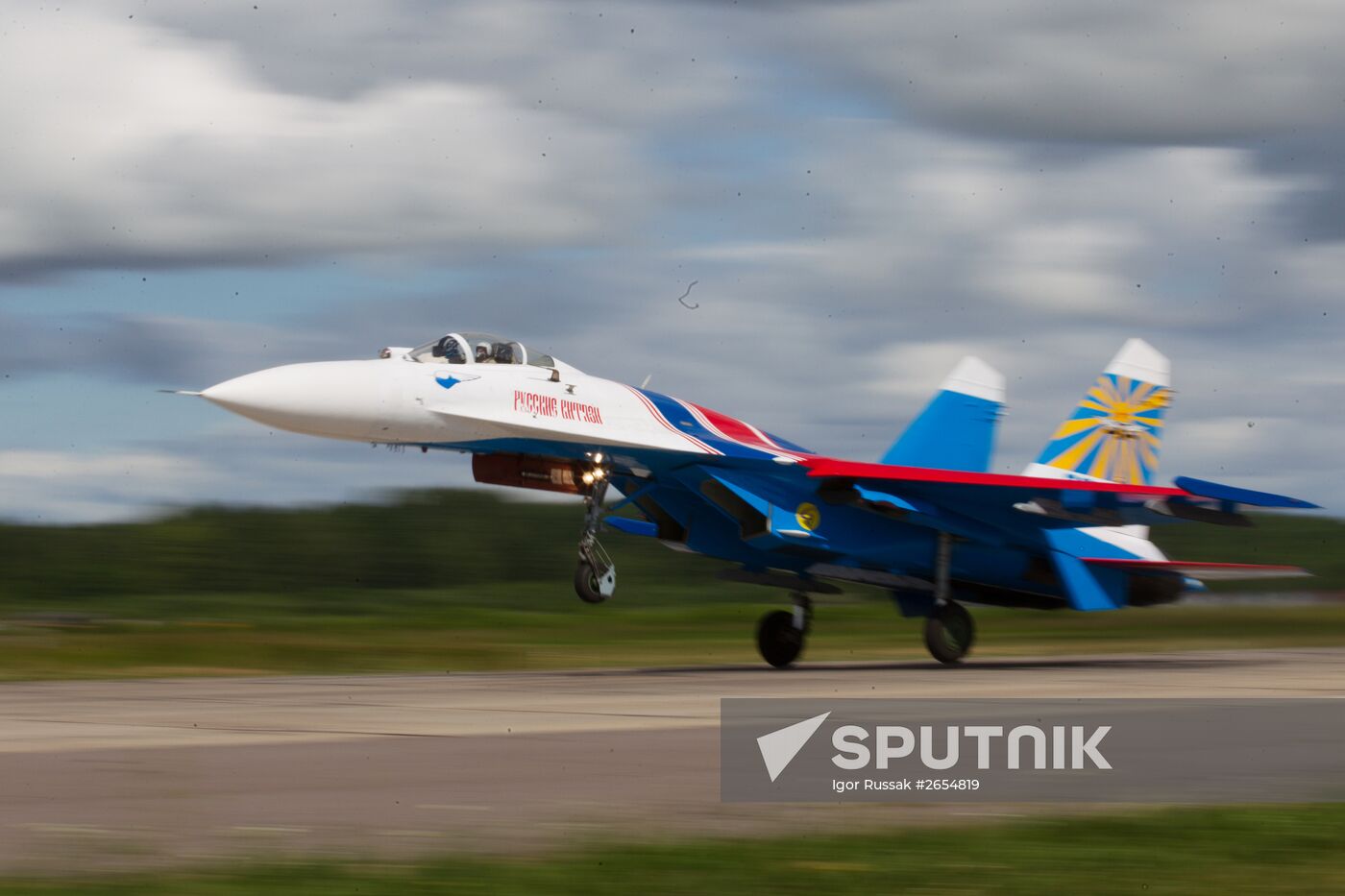 Russian aerobatic teams perform at 2015 International Maritime Defense Show