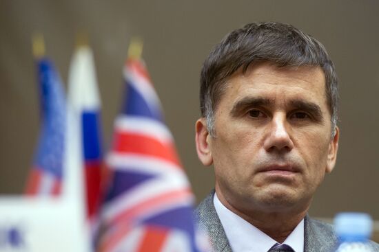 44/45 ISS crew at a news conference