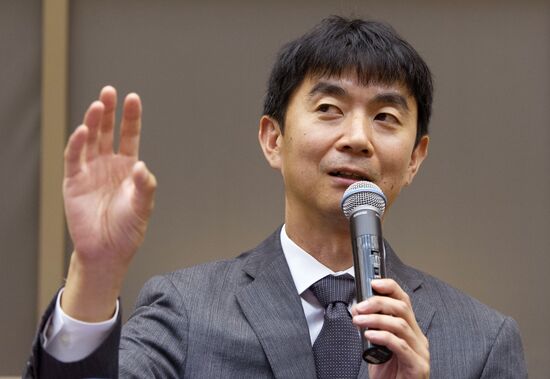 44/45 ISS crew at a news conference