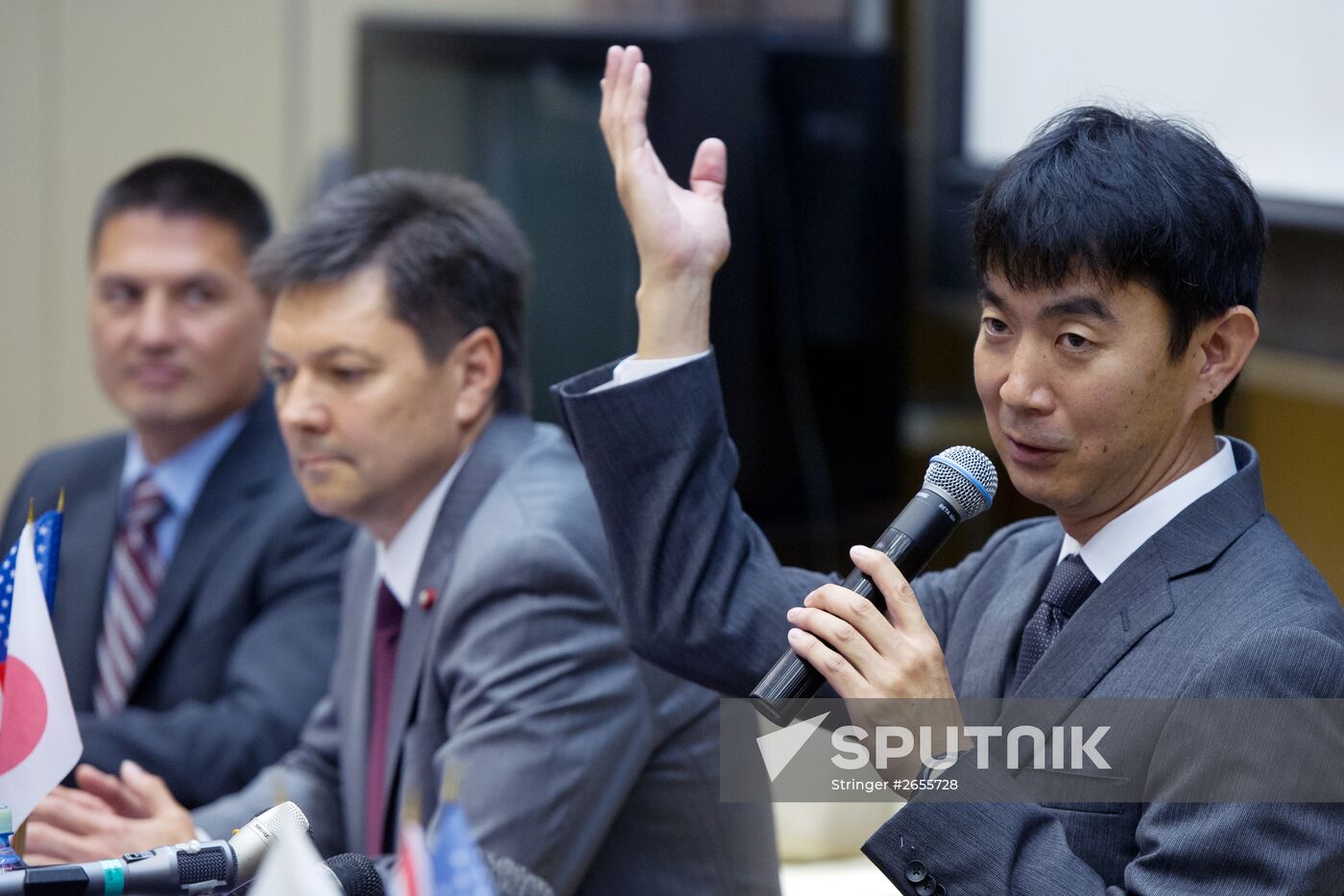 44/45 ISS crew at a news conference