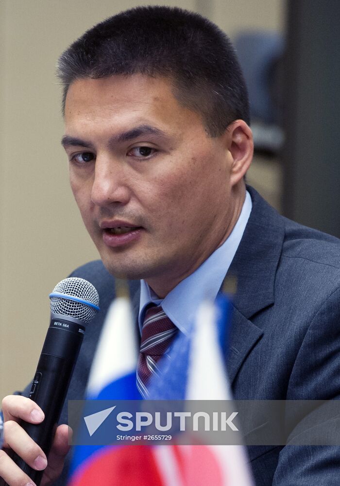 44/45 ISS crew at a news conference