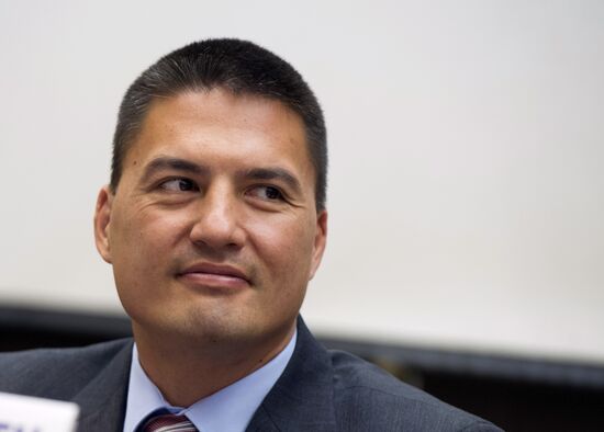 44/45 ISS crew at a news conference