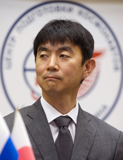 44/45 ISS crew at a news conference