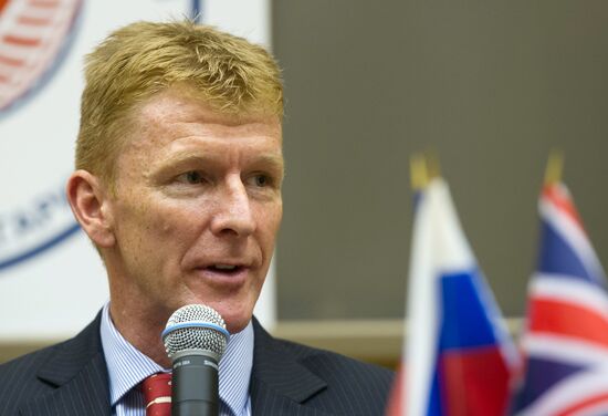 44/45 ISS crew at a news conference