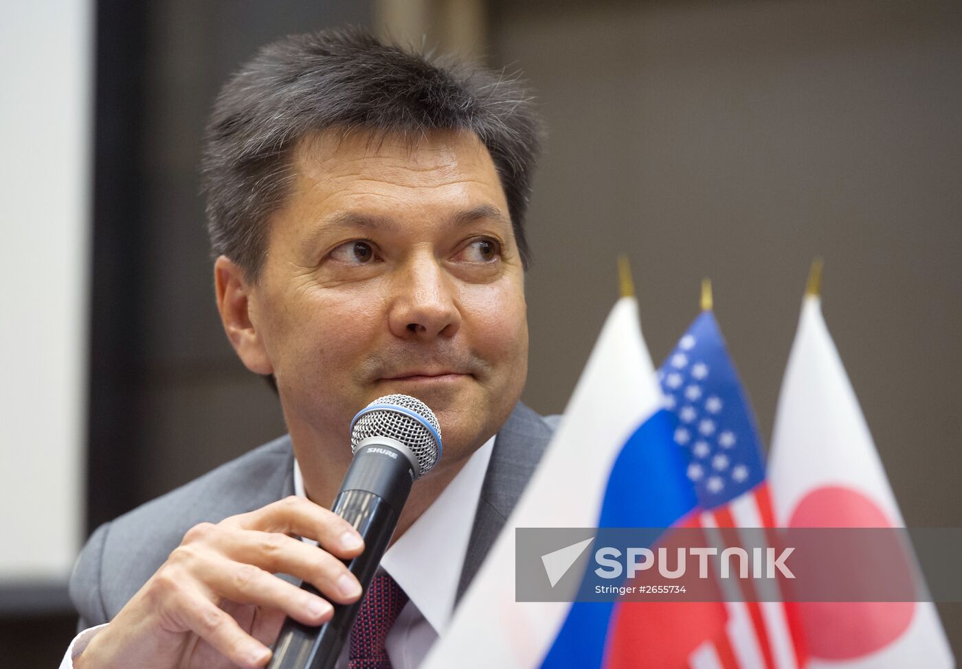 44/45 ISS crew at a news conference