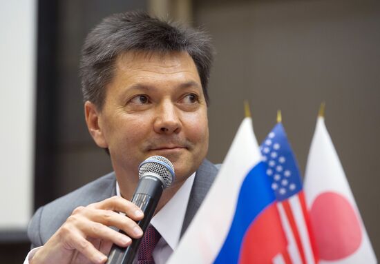 44/45 ISS crew at a news conference