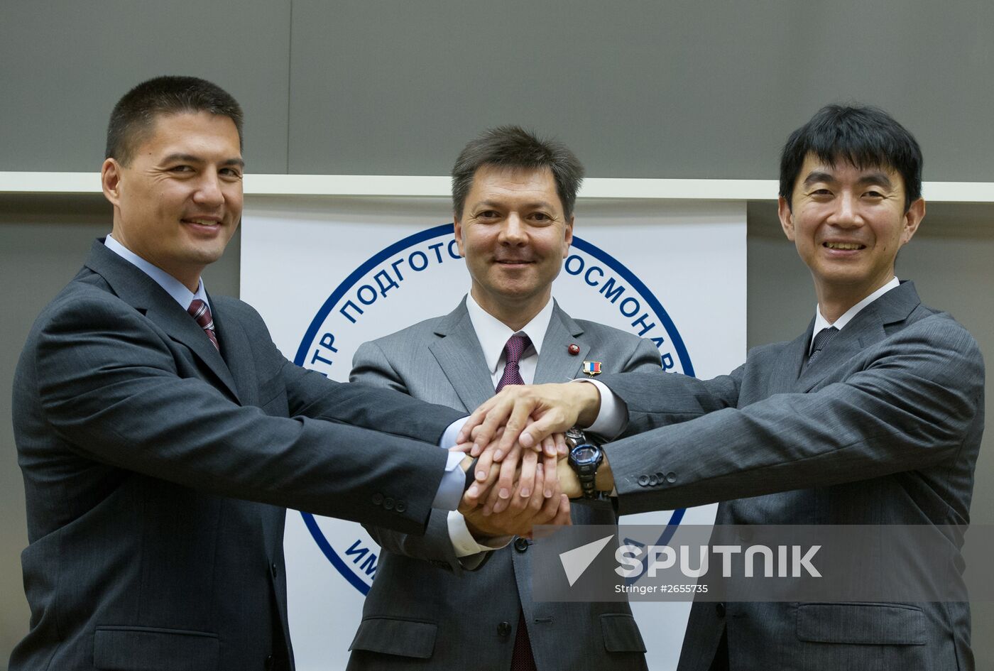 44/45 ISS crew at a news conference