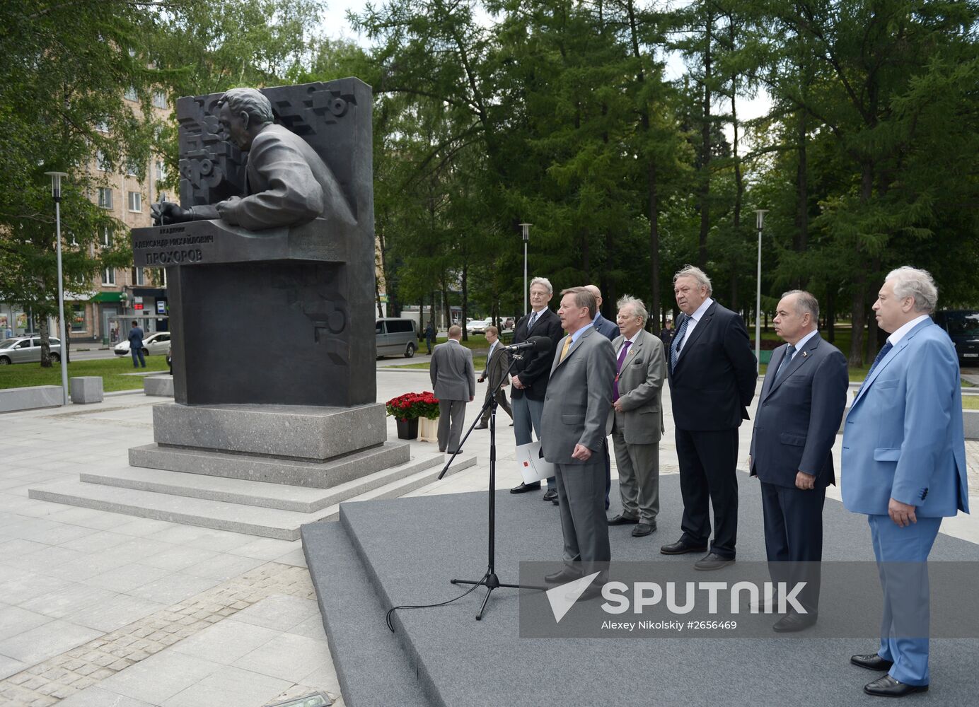 Unveiling monument to Nobel Prize-winner Alexander Prokhorov in Moscow