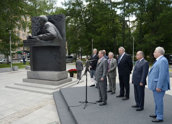 Unveiling monument to Nobel Prize-winner Alexander Prokhorov in Moscow