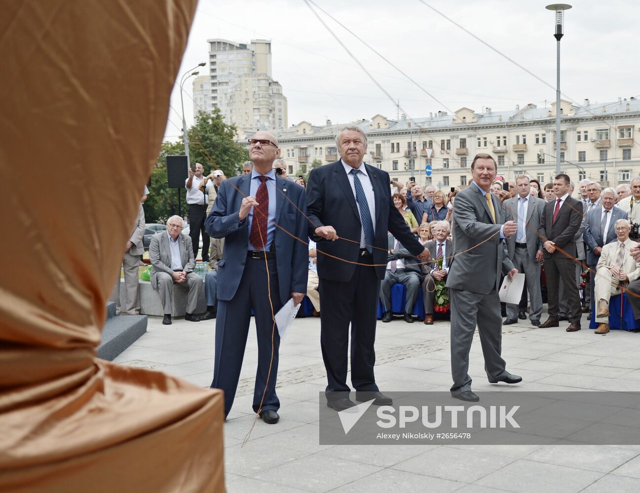 Unveiling monument to Nobel Prize-winner Alexander Prokhorov in Moscow