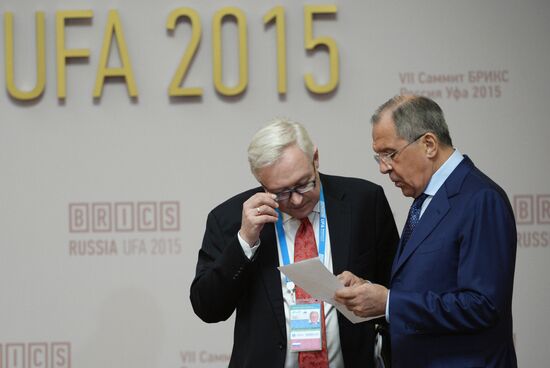 BRICS leaders meet with the leaders of the invited states