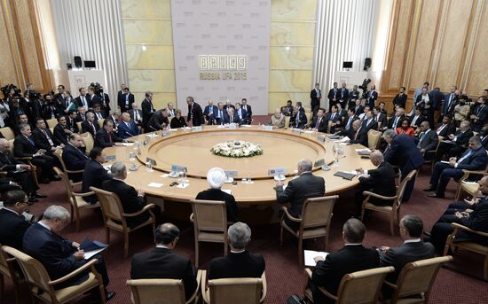 BRICS leaders meet with the leaders of the invited states