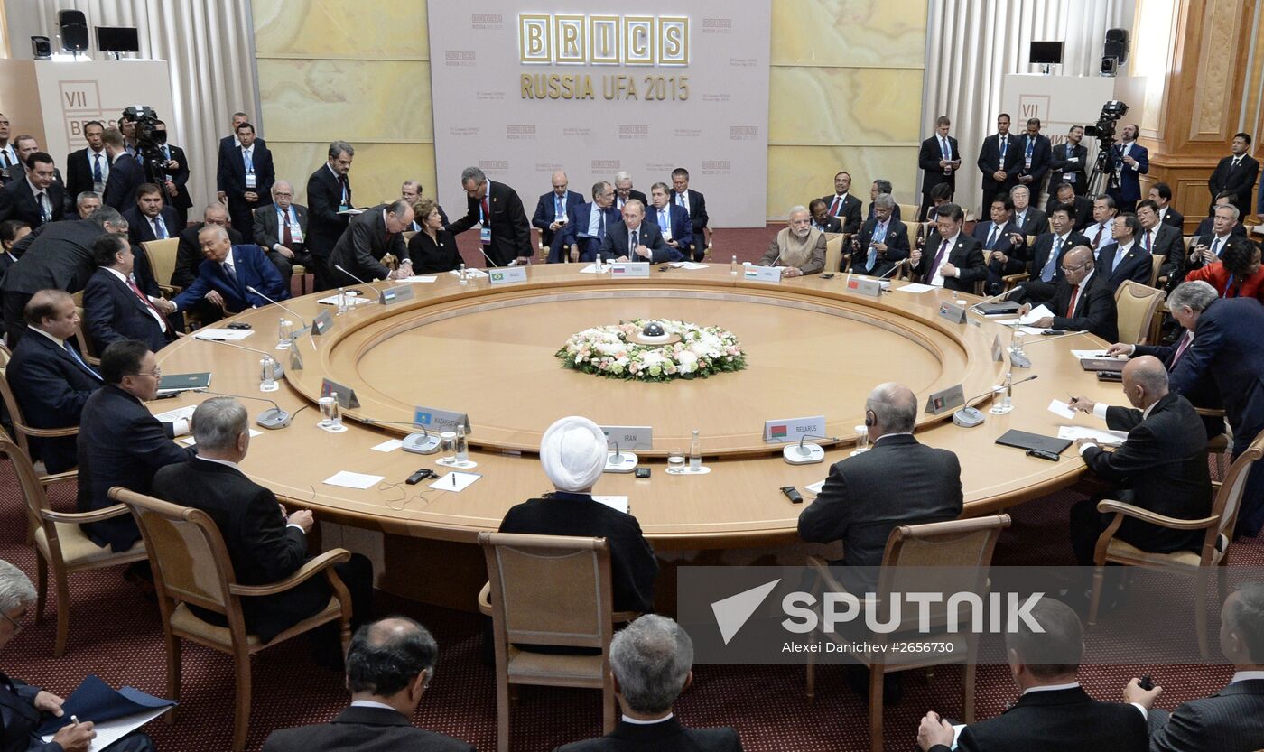BRICS leaders meet with the leaders of the invited states