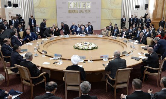 BRICS leaders meet with the leaders of the invited states