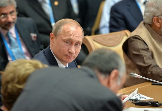 BRICS leaders meet with the leaders of the invited states