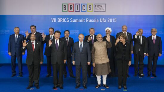 Group photograph of BRICS leaders and the leaders of the invited states