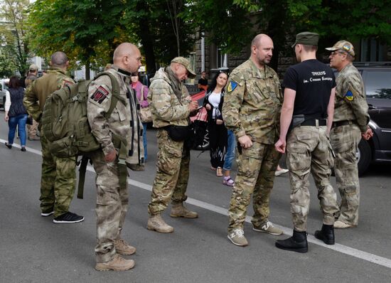 Right Sector holds rally near Ukrainian presidential administration building