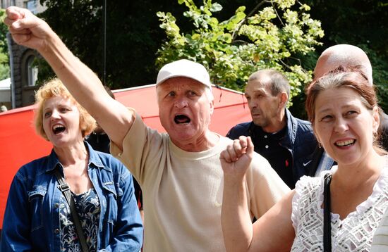 Right Sector holds rally near Ukrainian presidential administration building