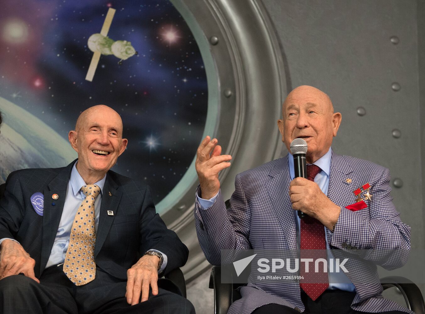 Soyuz-Apollo mission participants reunite in Moscow