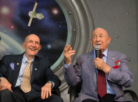 Soyuz-Apollo mission participants reunite in Moscow
