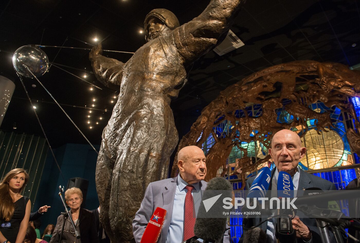 Soyuz-Apollo mission participants reunite in Moscow