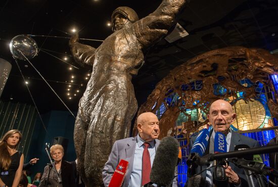 Soyuz-Apollo mission participants reunite in Moscow