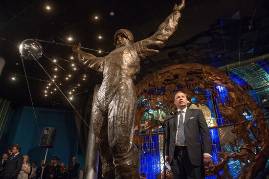 Soyuz-Apollo mission participants reunite in Moscow