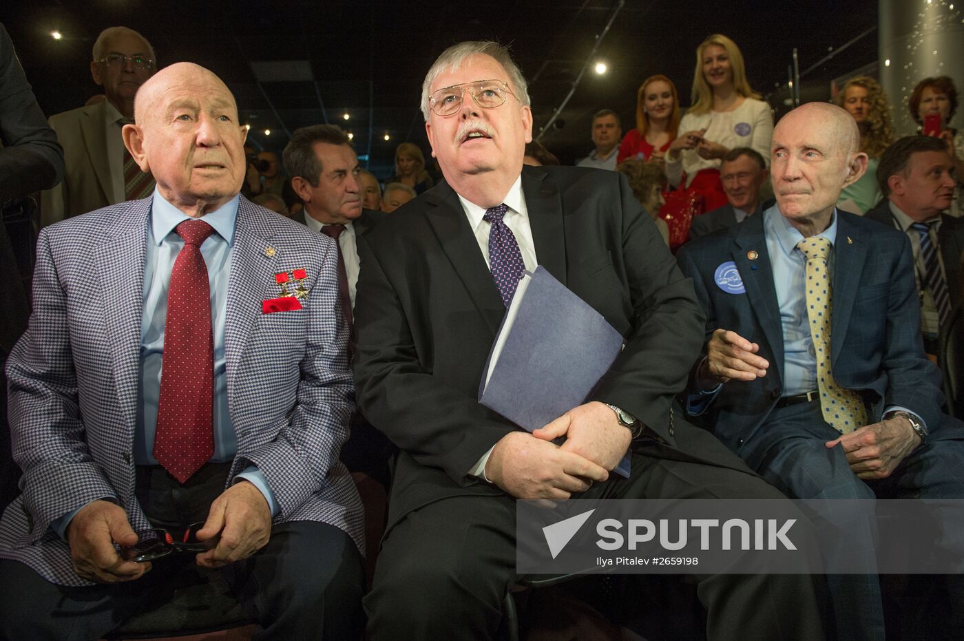 Soyuz-Apollo mission participants reunite in Moscow
