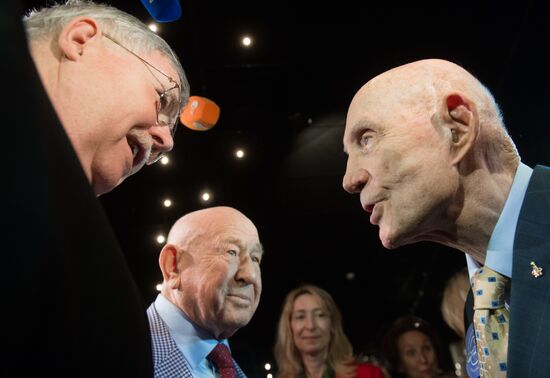 Soyuz-Apollo mission participants reunite in Moscow