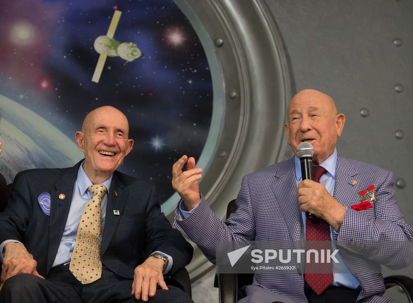 Soyuz-Apollo mission participants reunite in Moscow
