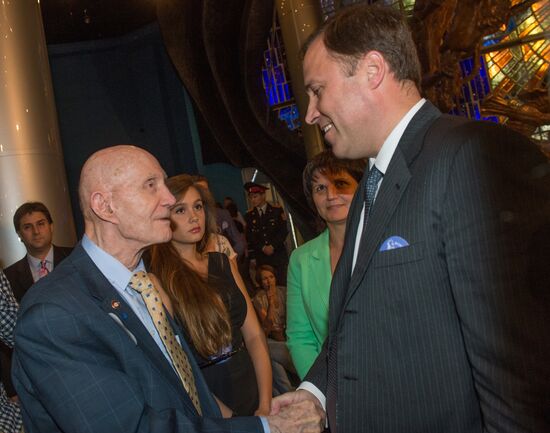 Soyuz-Apollo mission participants reunite in Moscow