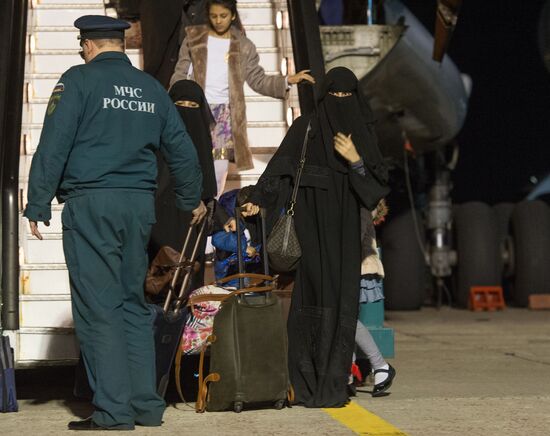 Russian Emergencies Ministry planes bring people fom Yemen to Moscow