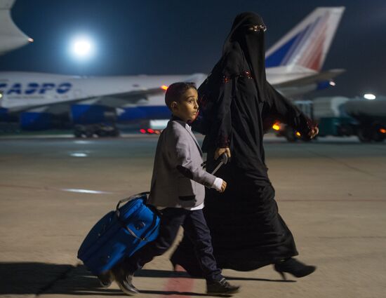 Russian Emergencies Ministry planes bring people fom Yemen to Moscow