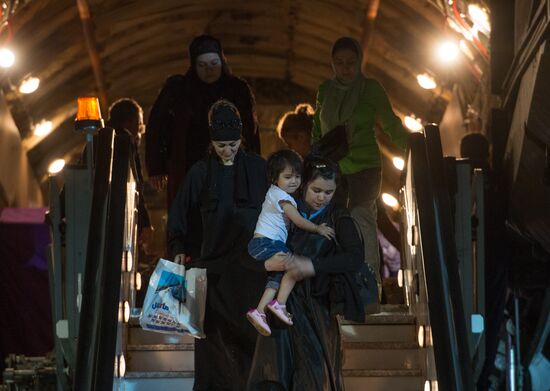 Russian Emergencies Ministry planes bring people fom Yemen to Moscow