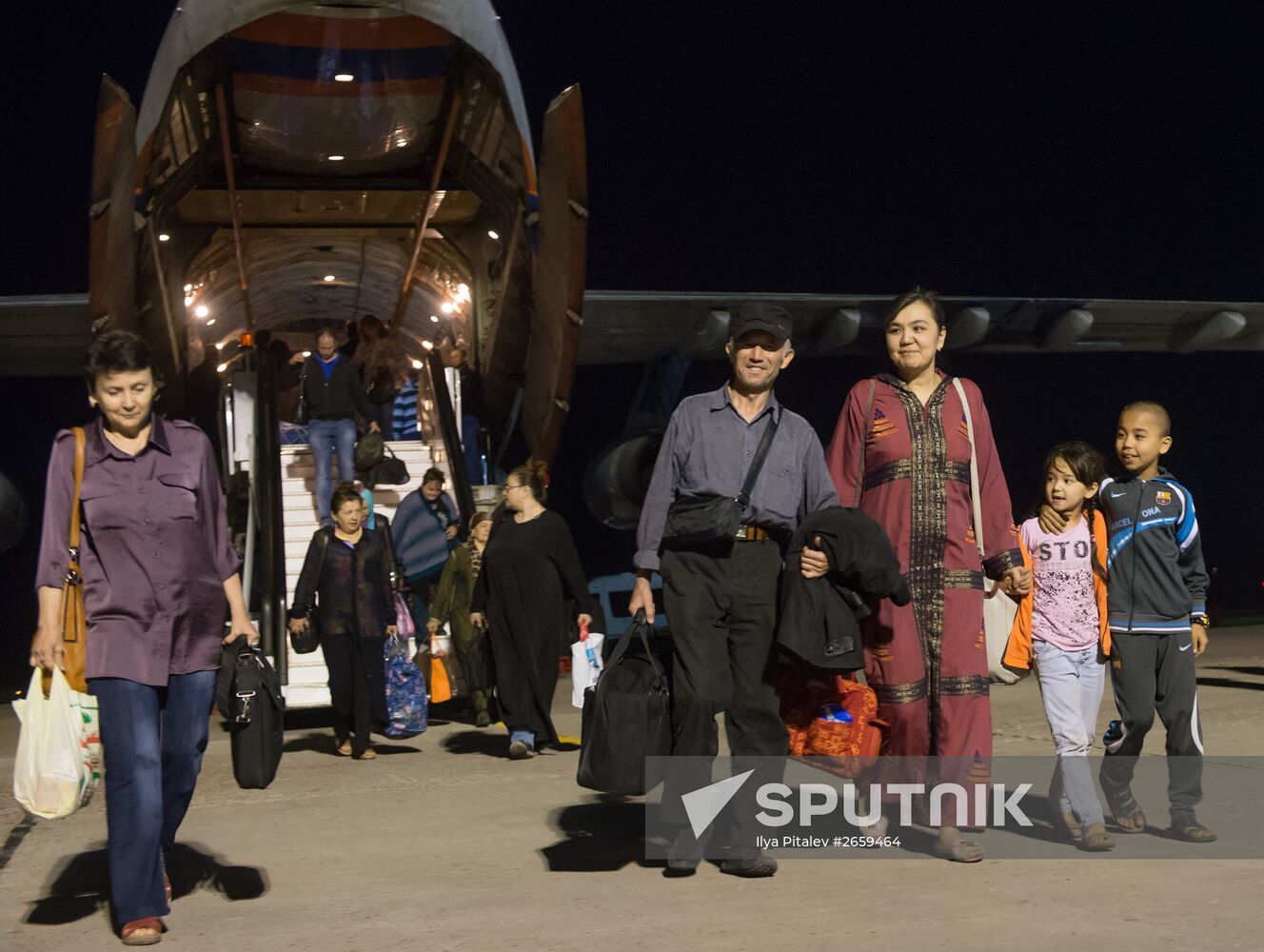 Russian Emergencies Ministry planes bring people fom Yemen to Moscow