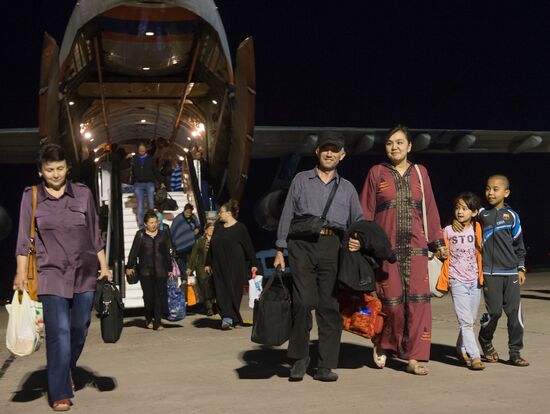 Russian Emergencies Ministry planes bring people fom Yemen to Moscow