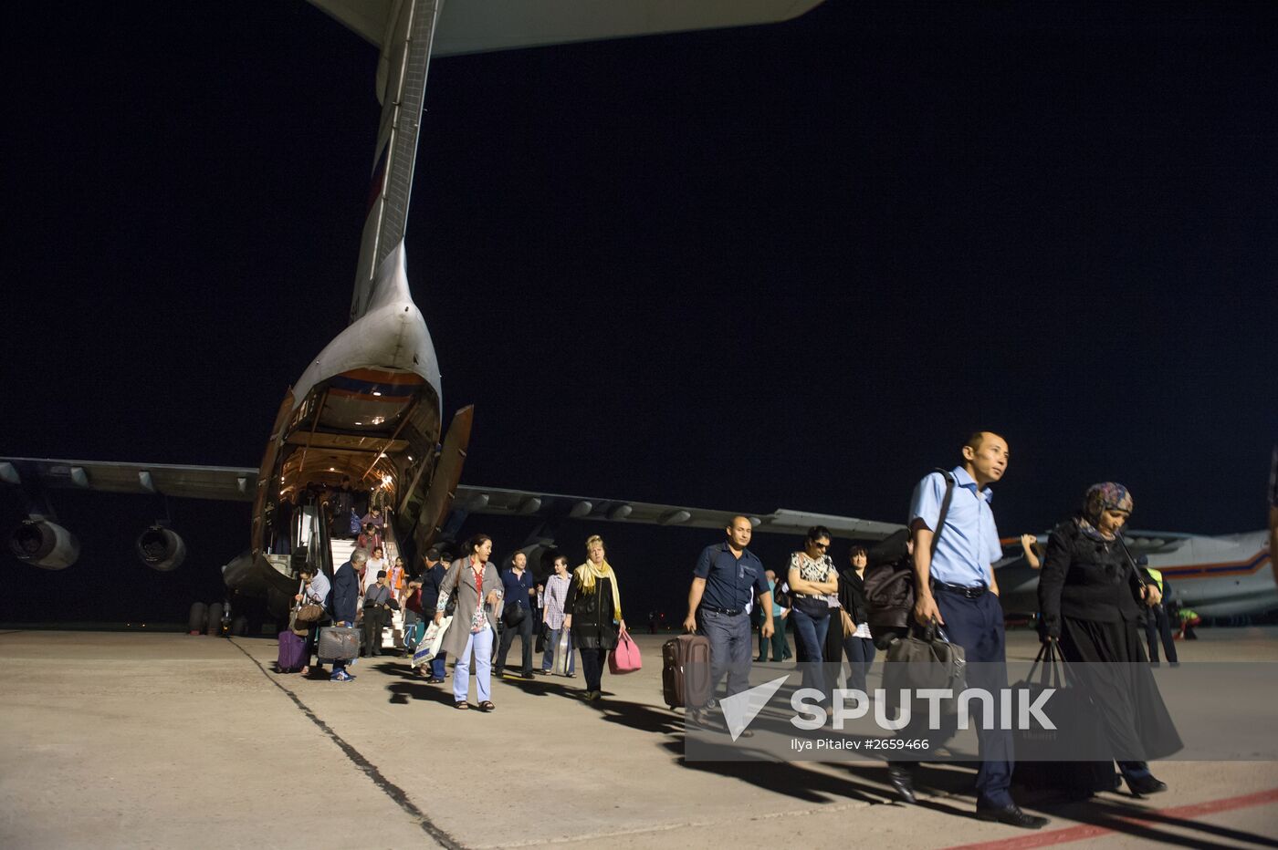 Russian Emergencies Ministry planes bring people fom Yemen to Moscow