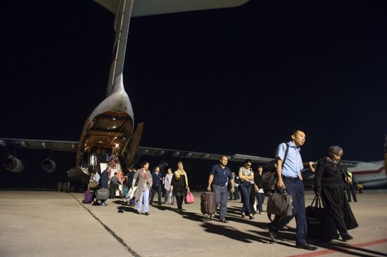 Russian Emergencies Ministry planes bring people fom Yemen to Moscow