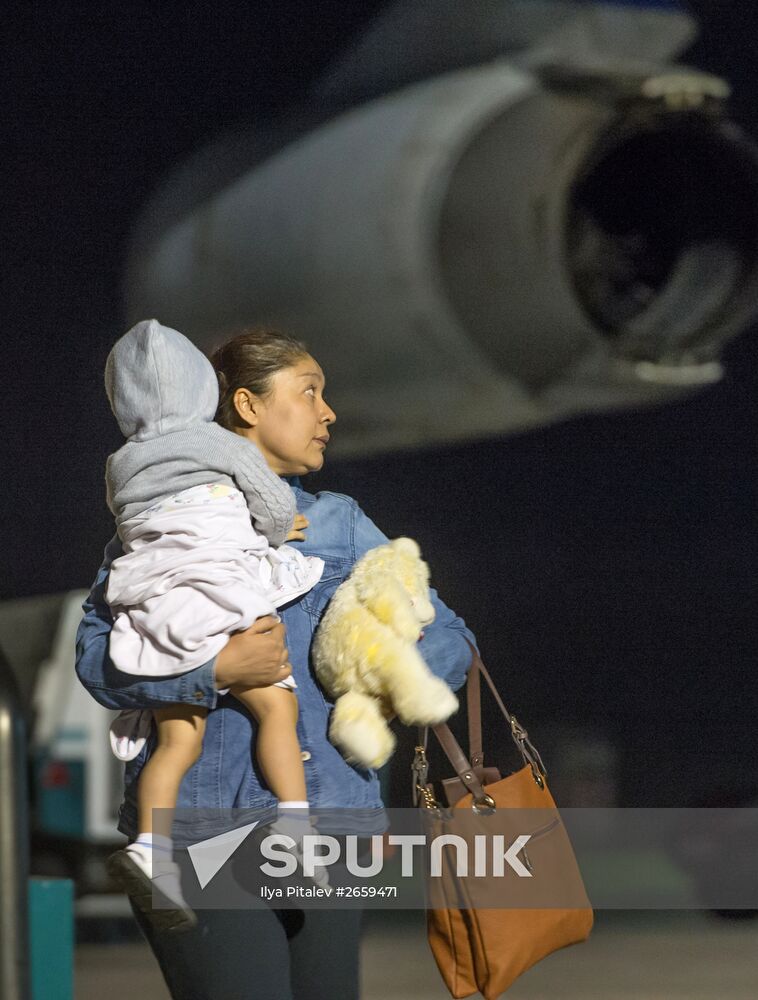 Russian Emergencies Ministry planes bring people fom Yemen to Moscow