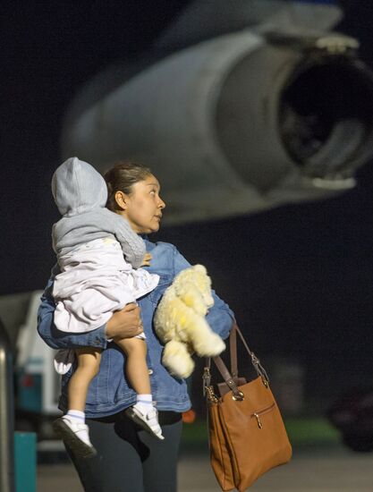 Russian Emergencies Ministry planes bring people fom Yemen to Moscow