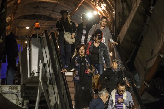 Russian Emergencies Ministry planes bring people fom Yemen to Moscow