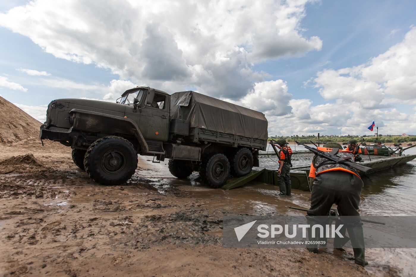 "Open Water" competition of Russian army's pontoon ferry units