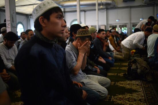 Muslims celebrate Eid al-Fitr in Moscow