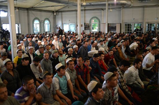 Muslims celebrate Eid al-Fitr in Moscow