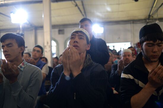 Muslims celebrate Eid al-Fitr in Moscow