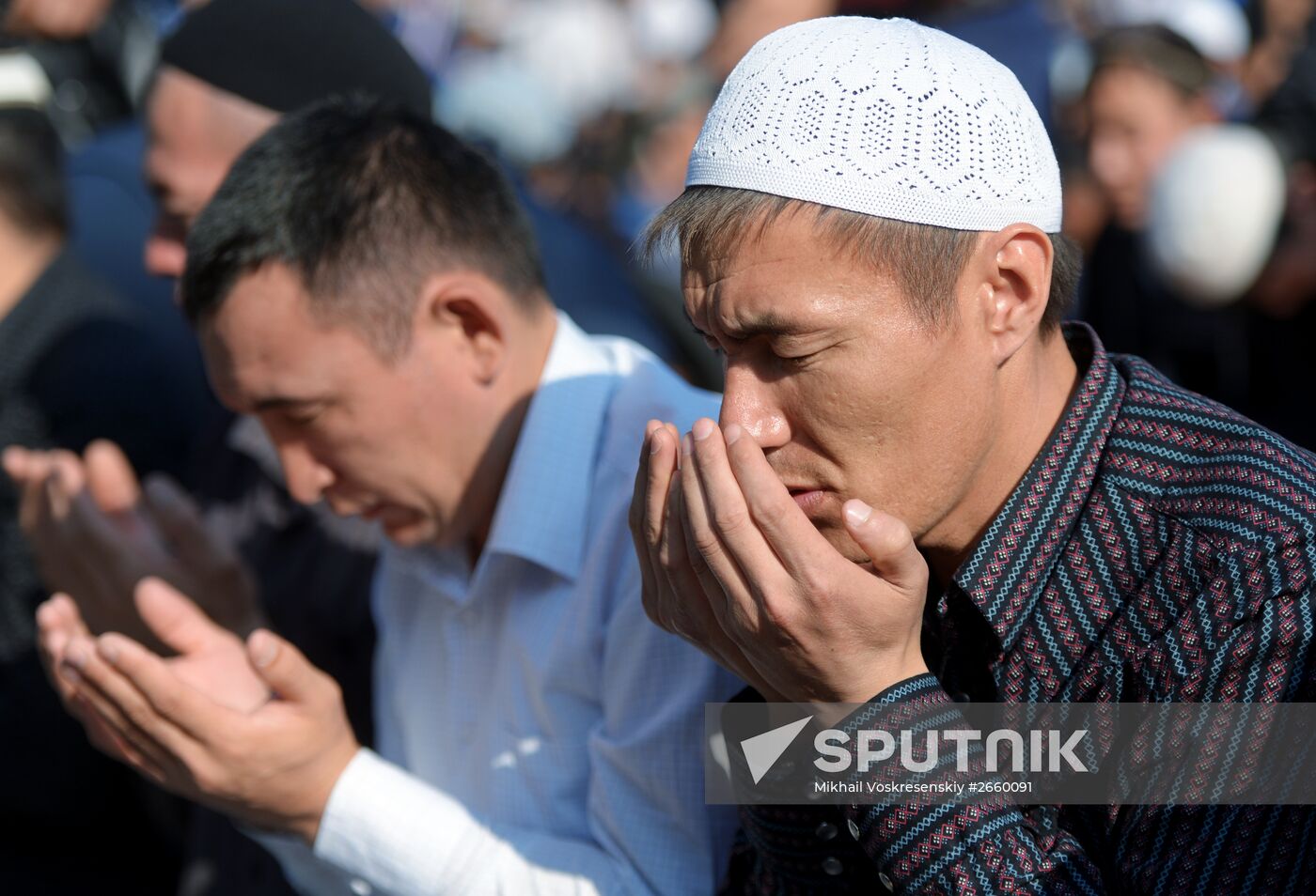 Muslims celebrate Eid al-Fitr in Moscow