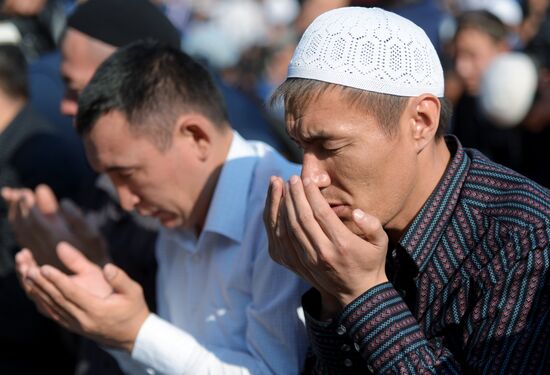 Muslims celebrate Eid al-Fitr in Moscow