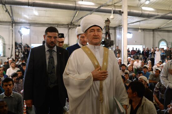 Muslims celebrate Eid al-Fitr in Moscow