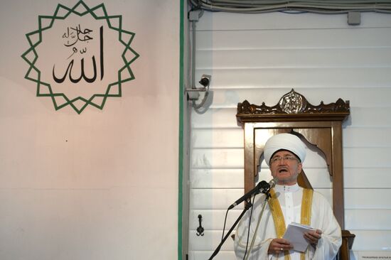 Muslims celebrate Eid al-Fitr in Moscow